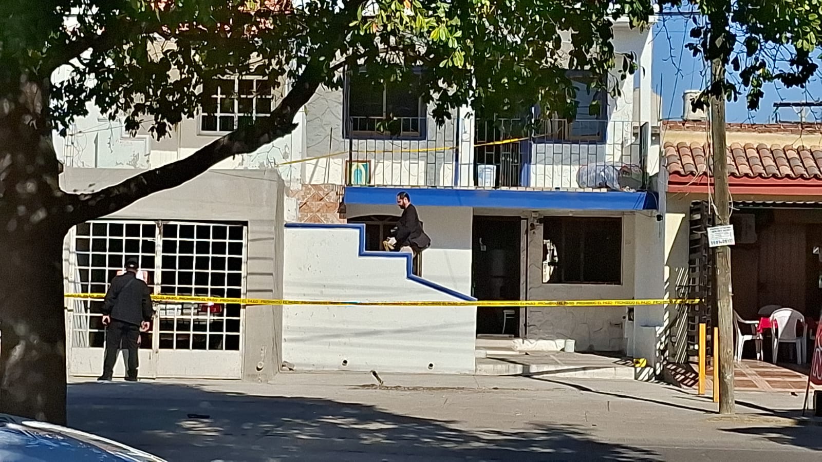 Vivienda acordonada y peritos realizando trabajo en zona