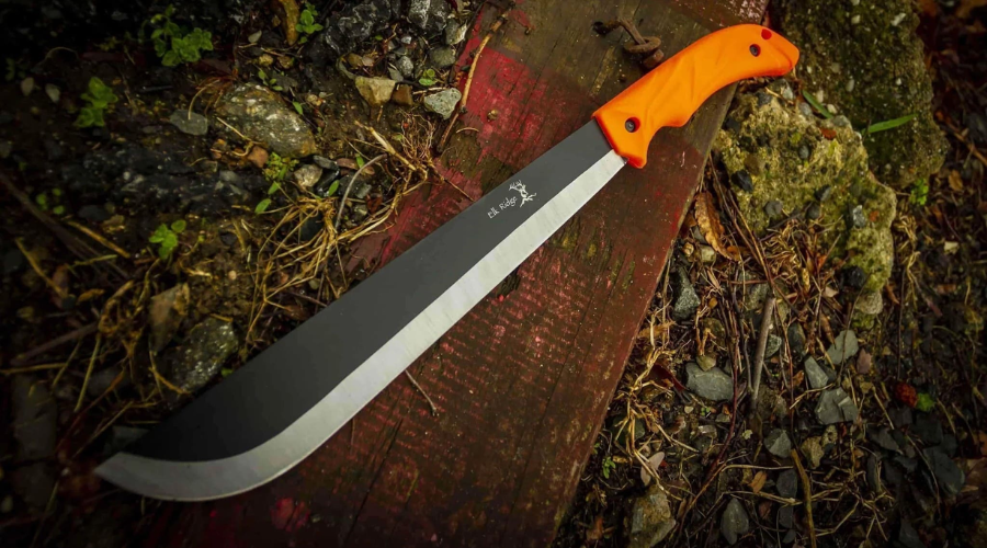 Machete sobre un pedazo de madera