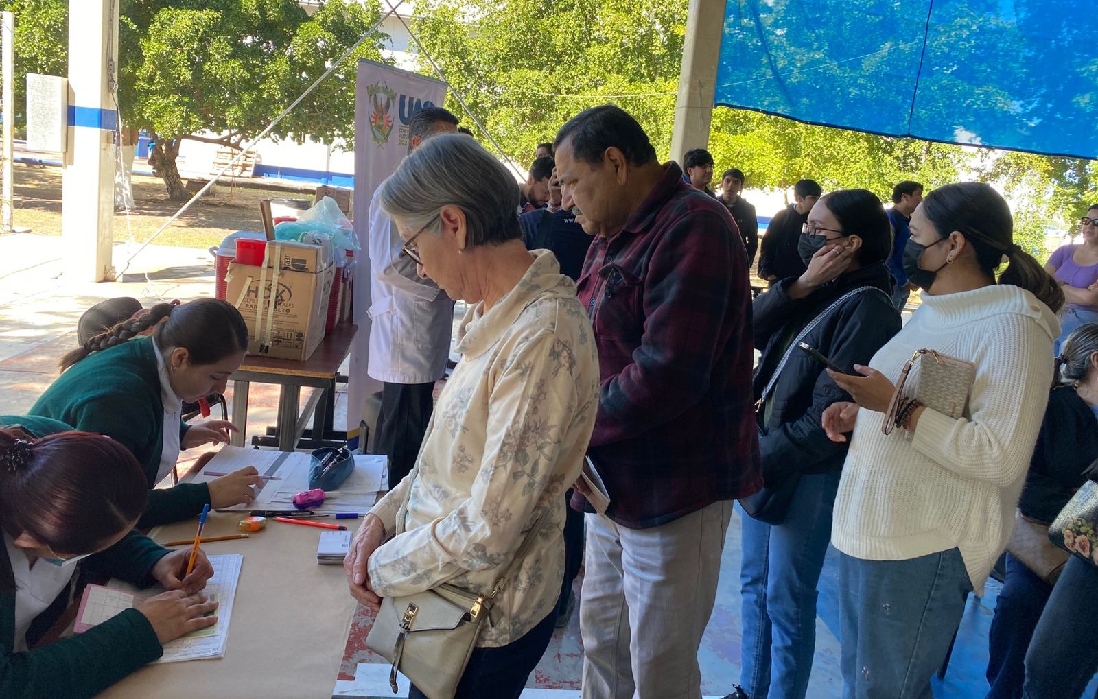 Personas haciendo fila para vacunarse