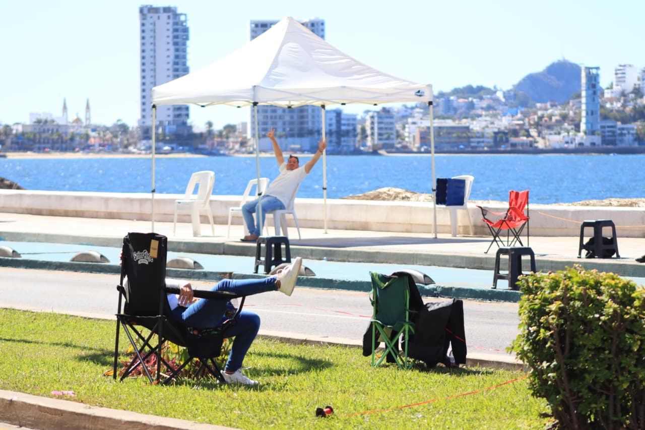 Personas en el malecón de Mazatlán.