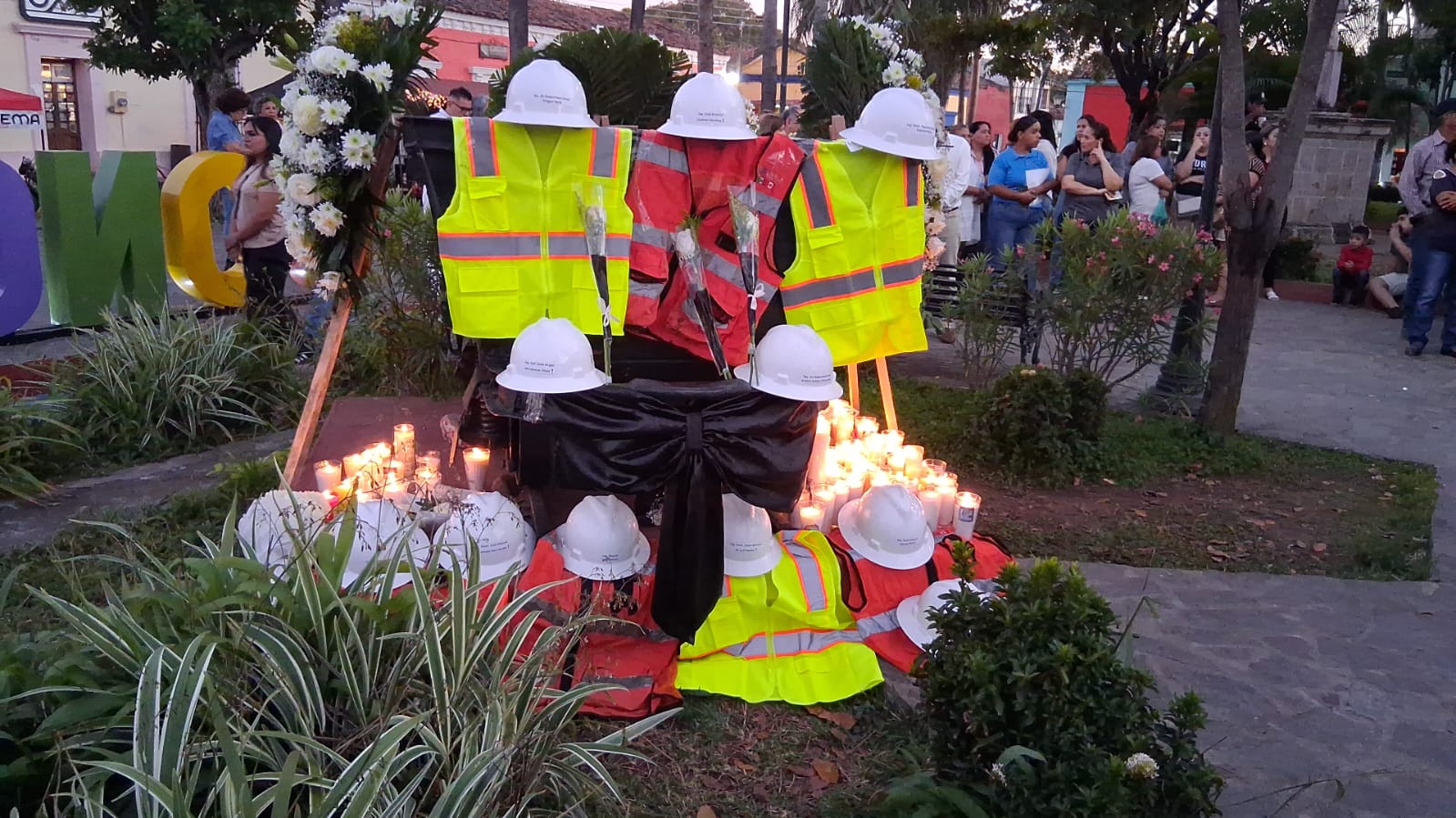 Homenaje en la plazuela central de Concordia a los diez mineros desparecidos.
