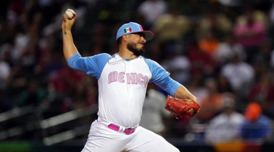 Pitcher realizando un lanzamiento desde la loma