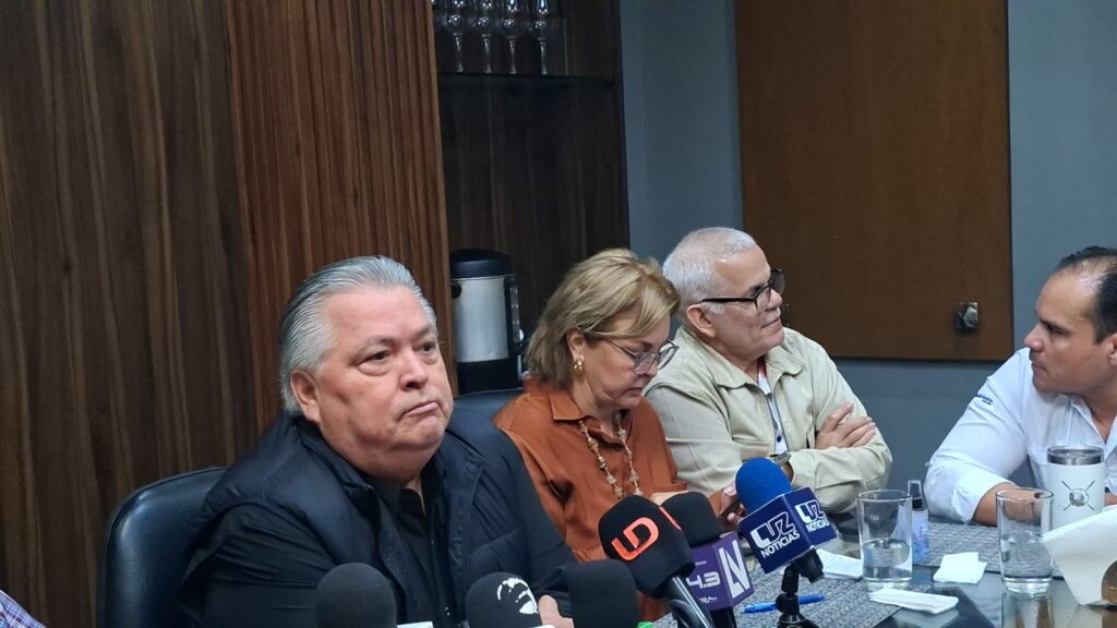 Personas sentadas con micrófonos en frente