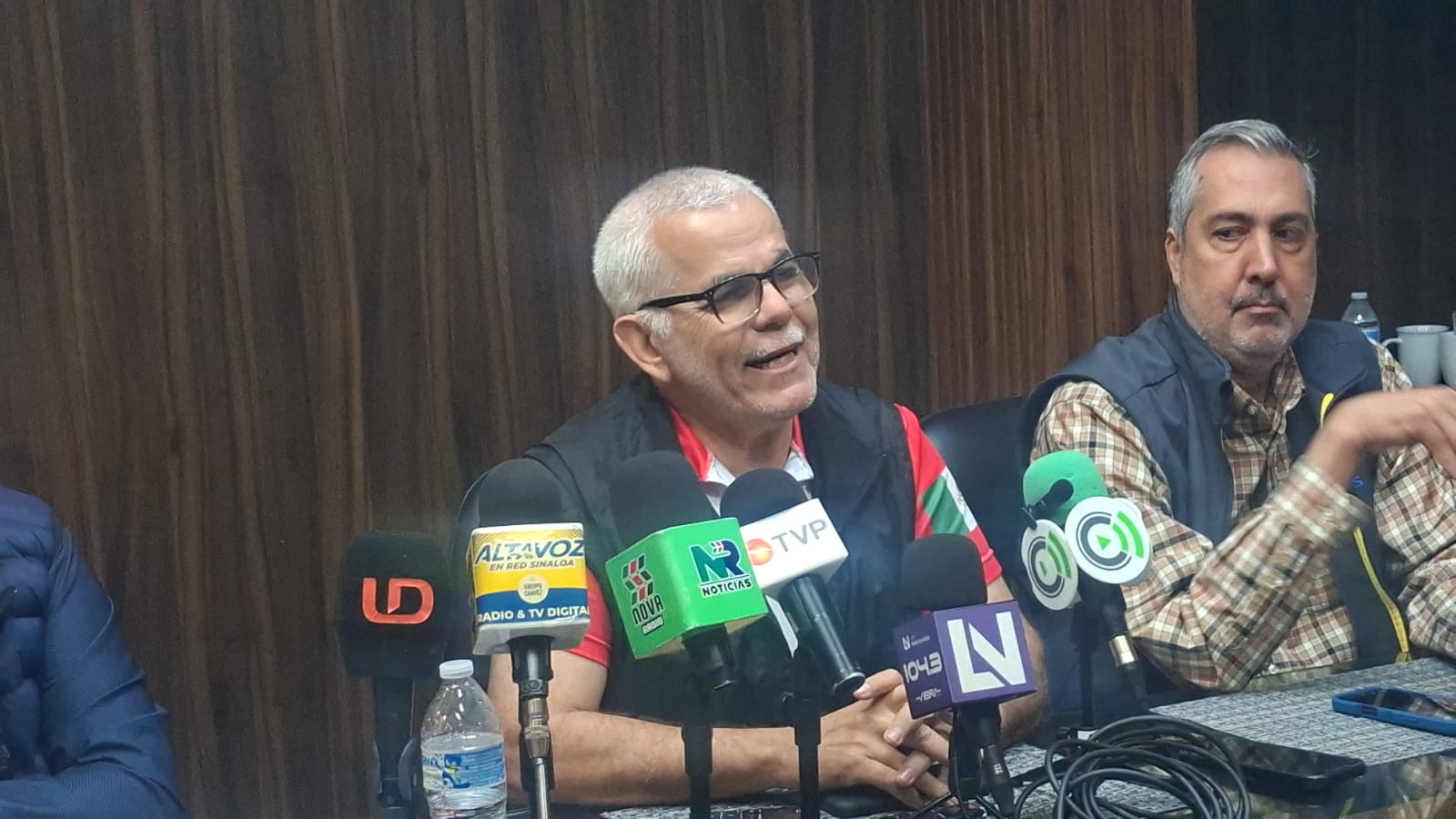Mario Zazueta Félix hablando por micrófono