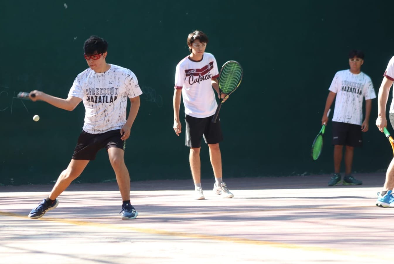 Jugadores jovenes de frontón