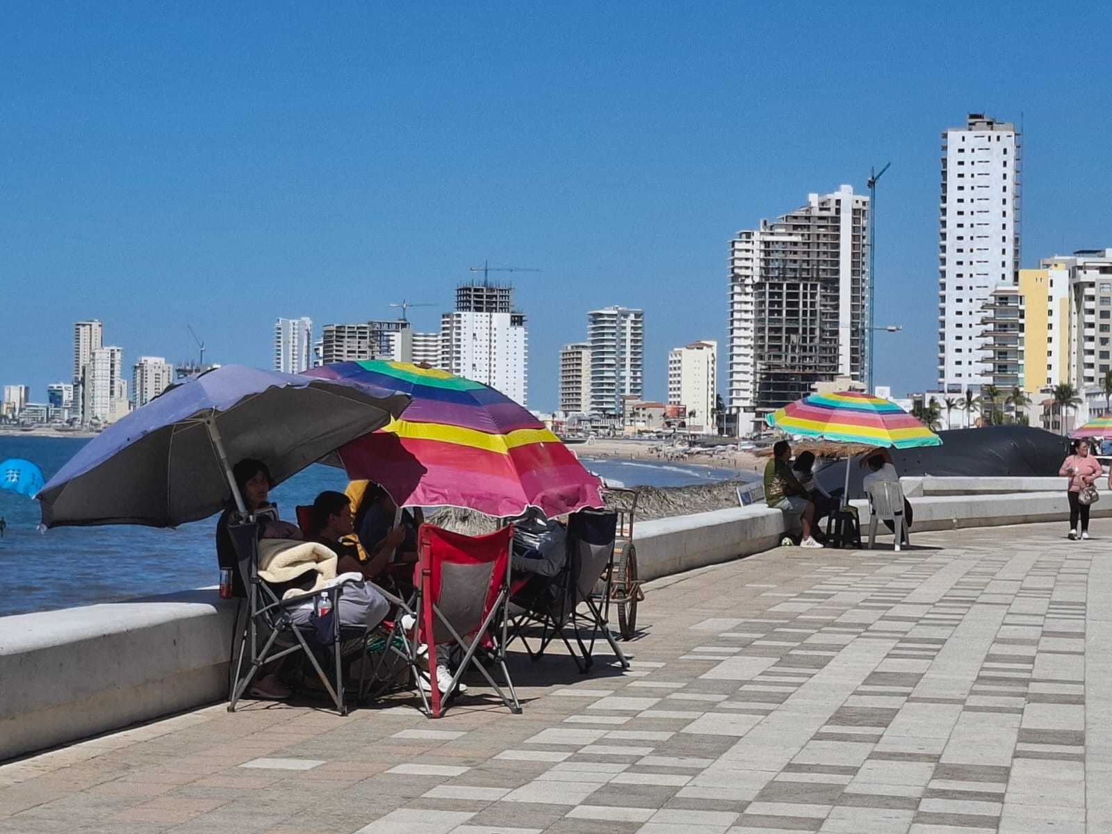 Mazatlecos apartan lugares para desfile de carnaval de Mazatlán