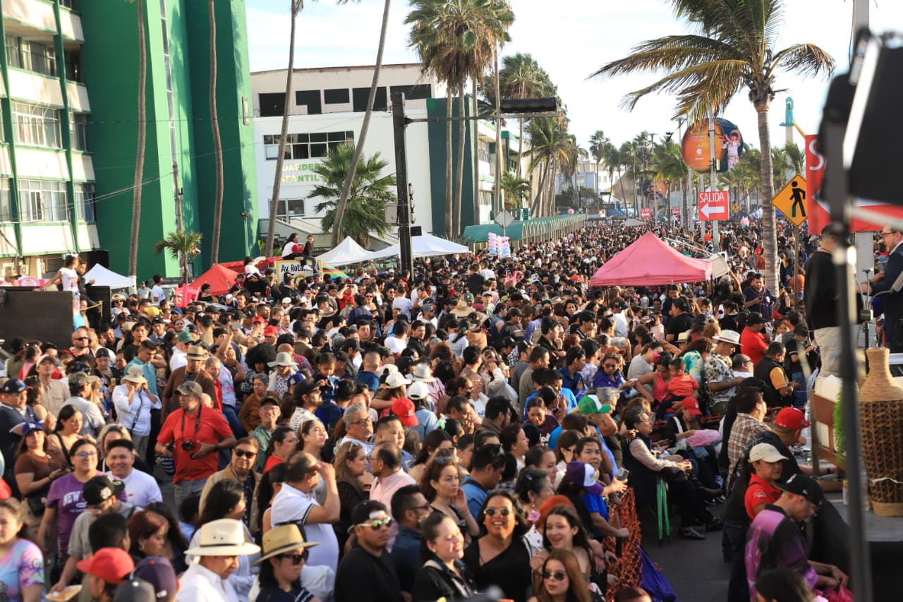 Personas reunidas en el malecón de Mazatlán
