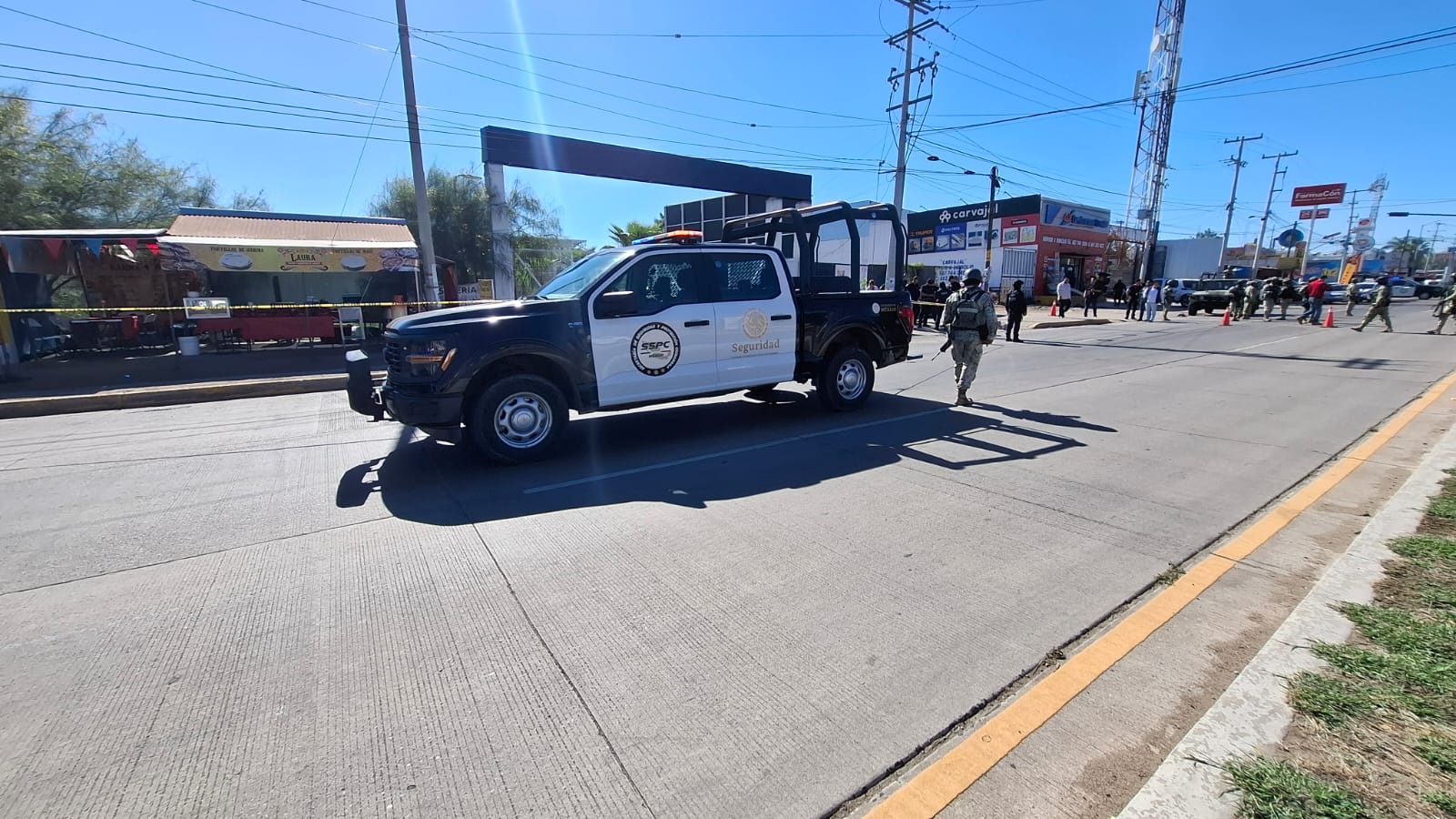 Unidad de seguridad estacionada en una zona acordonada