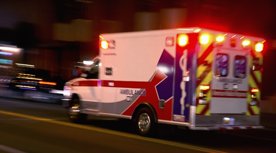 Ambulancia a alta velocidad transitando por la calle