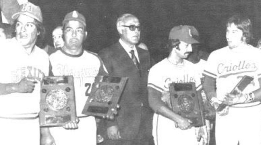 Beisbolistas y comisionados de Serie del Caribe posando para la foto