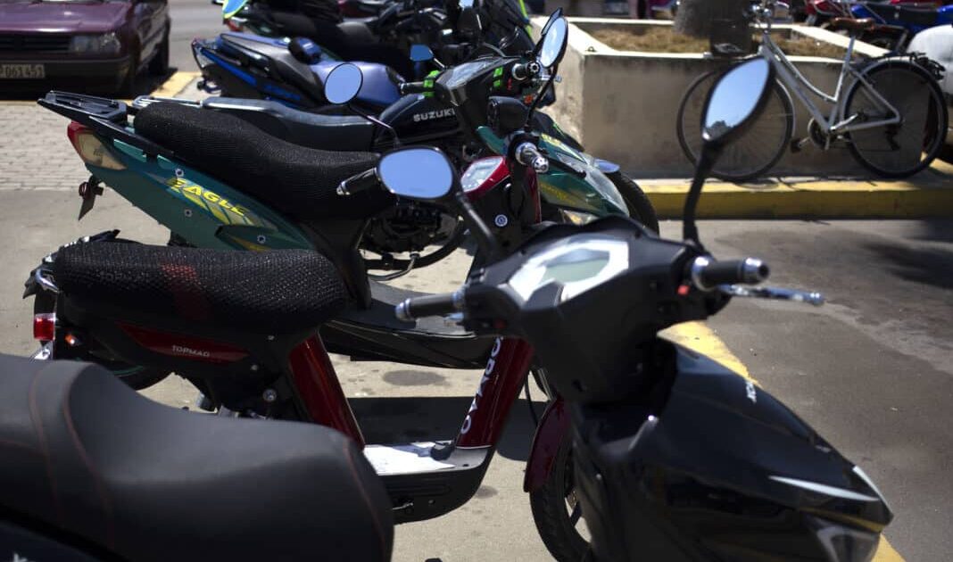 Motocicletas estacionadas en fila