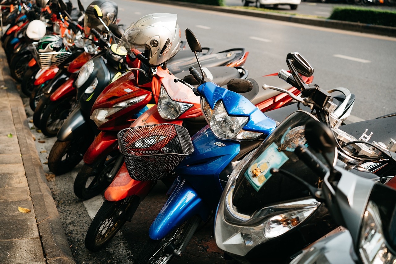 Motocicletas estacionadas en fila