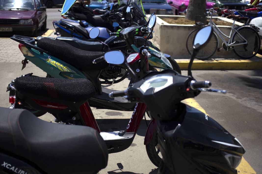 Motocicletas estacionadas.