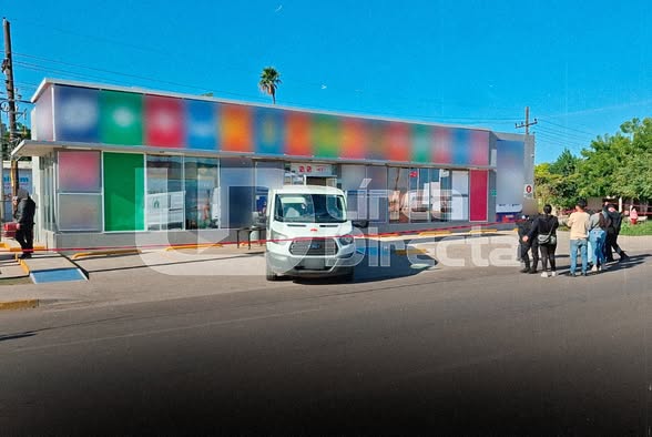 Unidad de emergencia afuera de una tienda de conveniencia