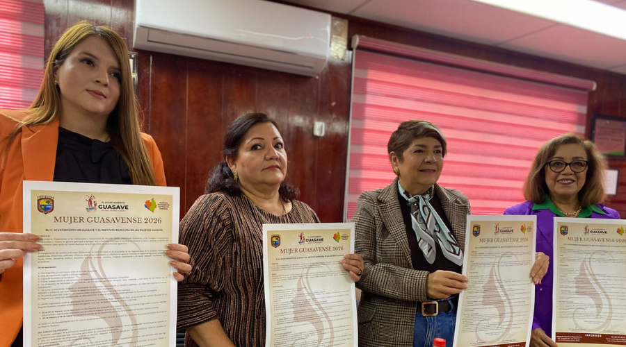 Autoridades de Guasave con convocatoria en la mano pasando para la foto