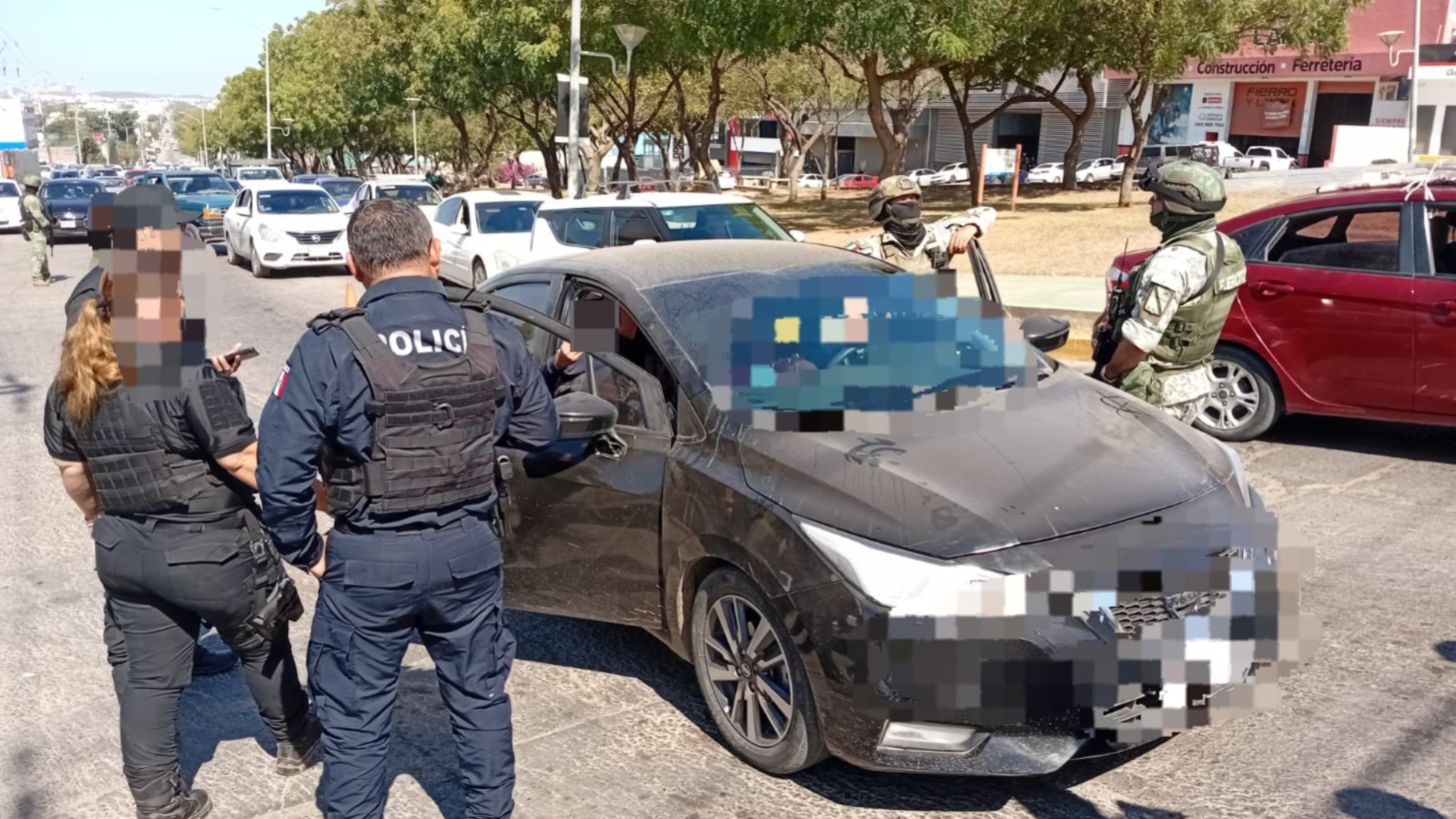 Autoridades de seguridad alrededor de un auto negro