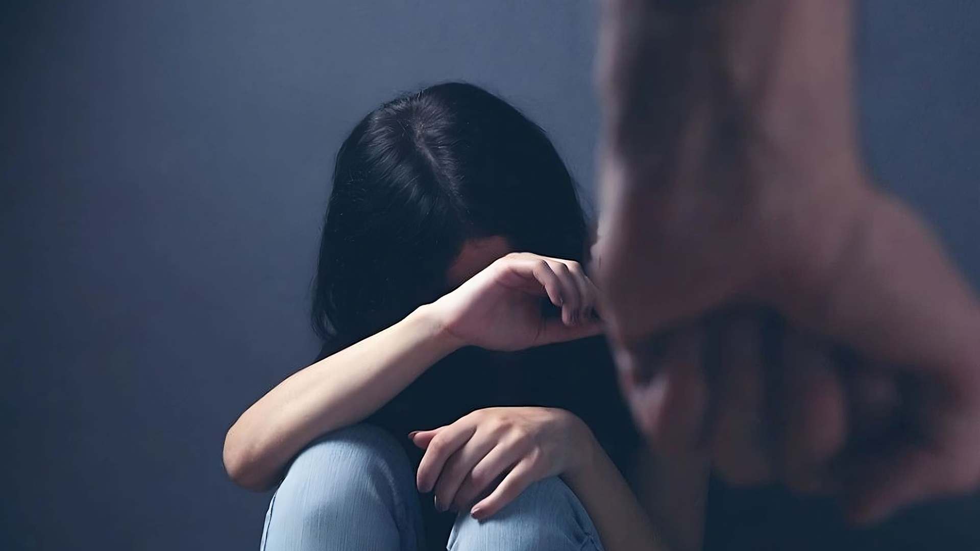 Mujer siendo víctima de violencia.