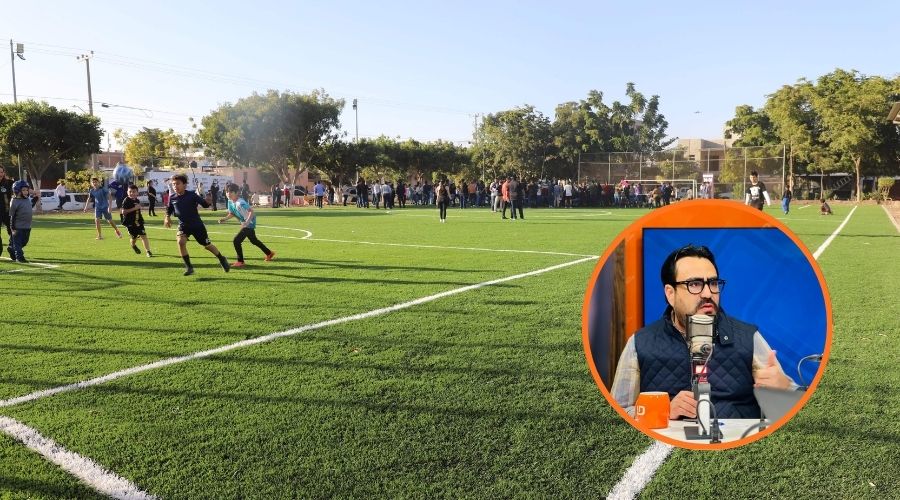 Niños jugando en una cancha de futbol y en un círculo el alcalde de Culiacán, Juan de Dios Gámez Mendivil