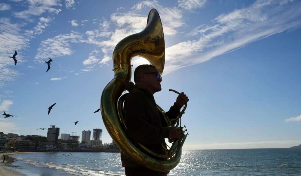 Músico de banda sinaloense en Mazatlán