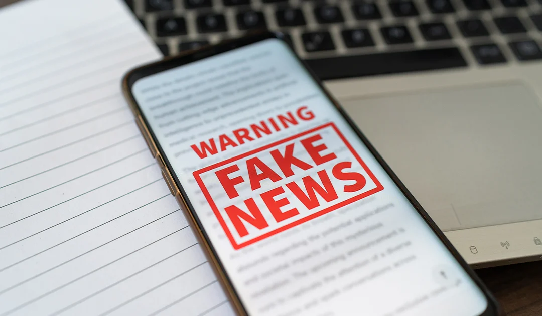 Celular mostrando una alerta de noticias falsas.