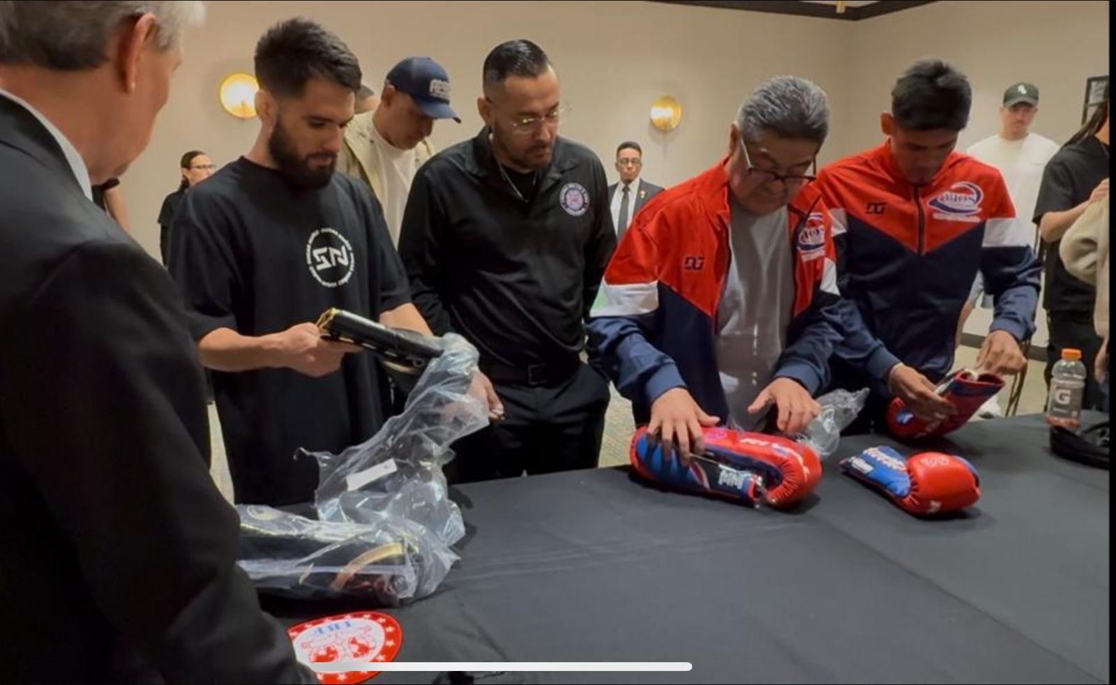 Personas viendo guantes de box durante un chequeo