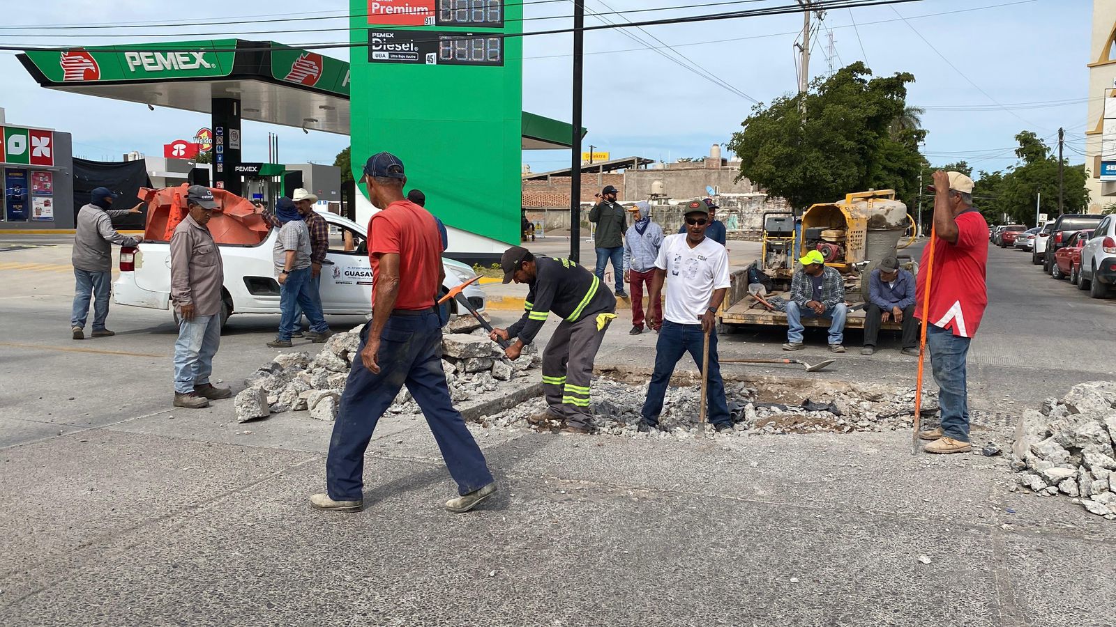 Trabajadores de obras publicas realizando mantenimiento en la vialidad