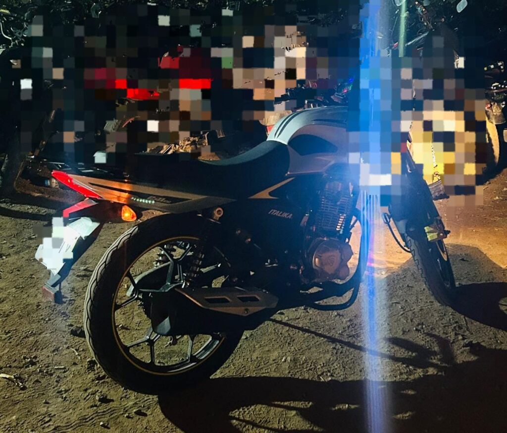 Estaba una motocicleta en el exterior de una tienda de conveniencia en situación de abandono
