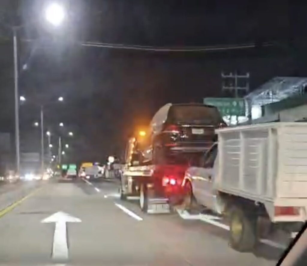 Grúa transportando vehículos