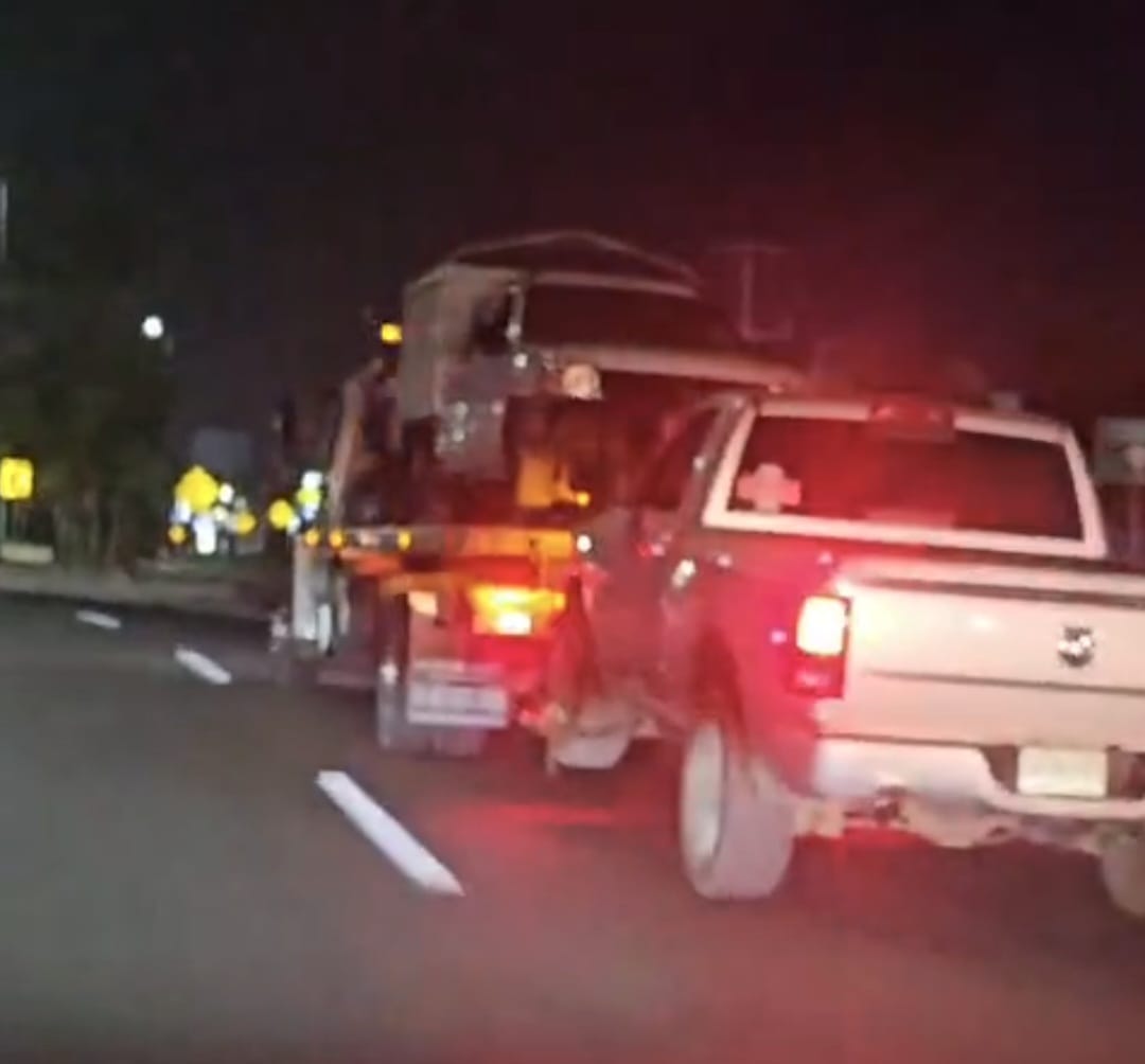 Grúa transportando vehículos