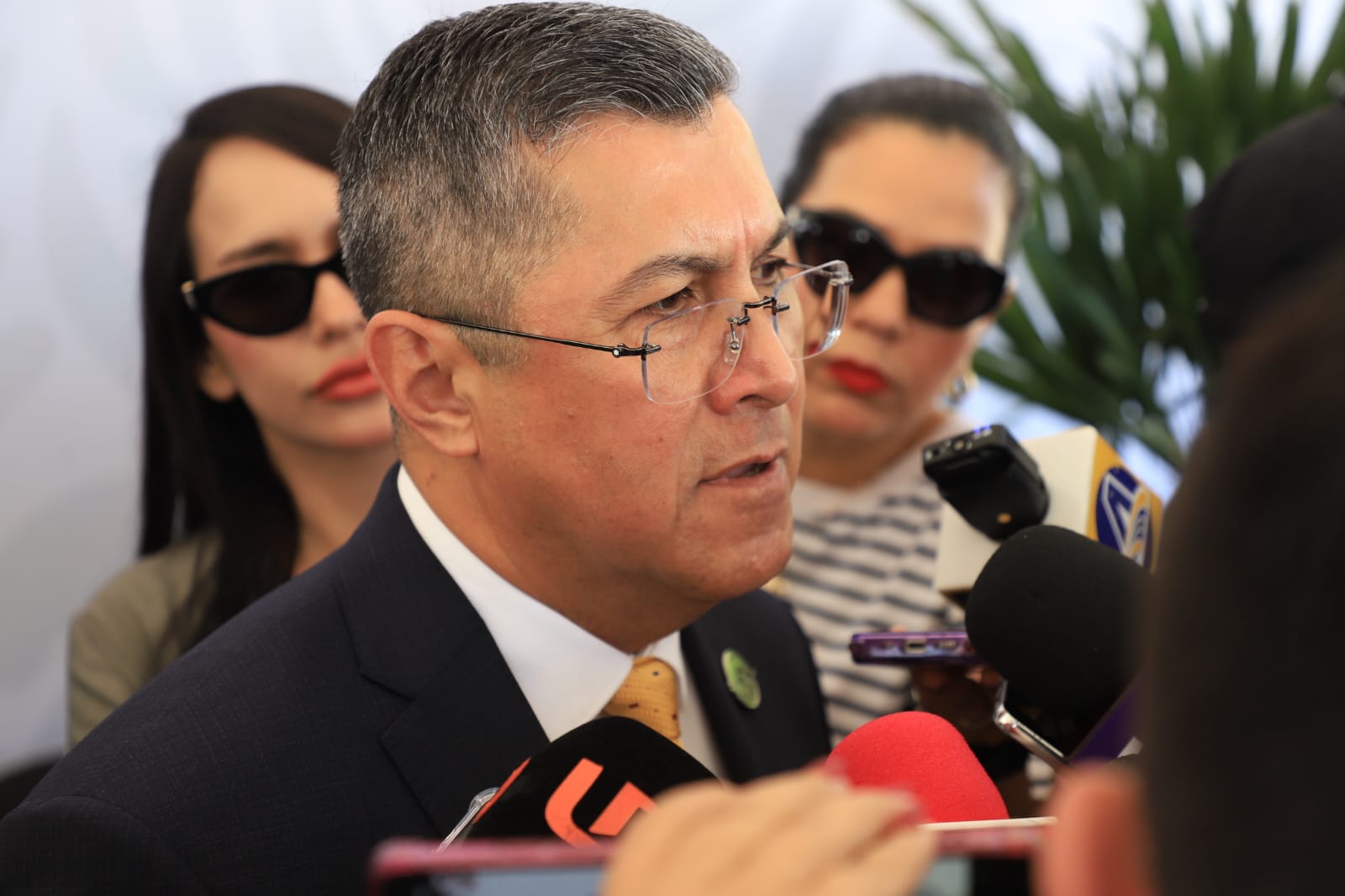 el titular de la Secretaría de Seguridad Pública del Estado (SSPE), Óscar Rentería Schazarino, con micrófonos frente a él