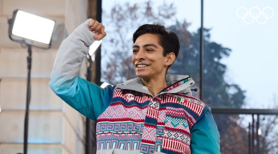 Donovan Carrillo en la pasarela de moda de los Juegos Olímpicos de Invierno 2026.