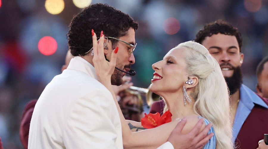 Lady Gaga junto a Bad Bunny en el medio tiempo del Super Bowl 2026.