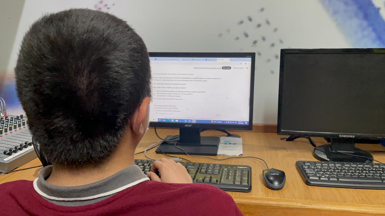 Adolescente frente a computadoras