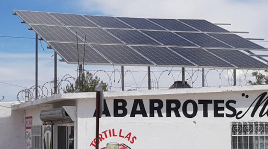 Paneles solares colocados arriba de una casa