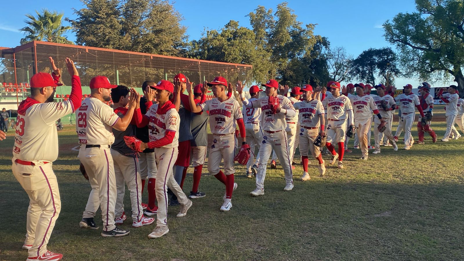 Equipo de beisbol después de un partido