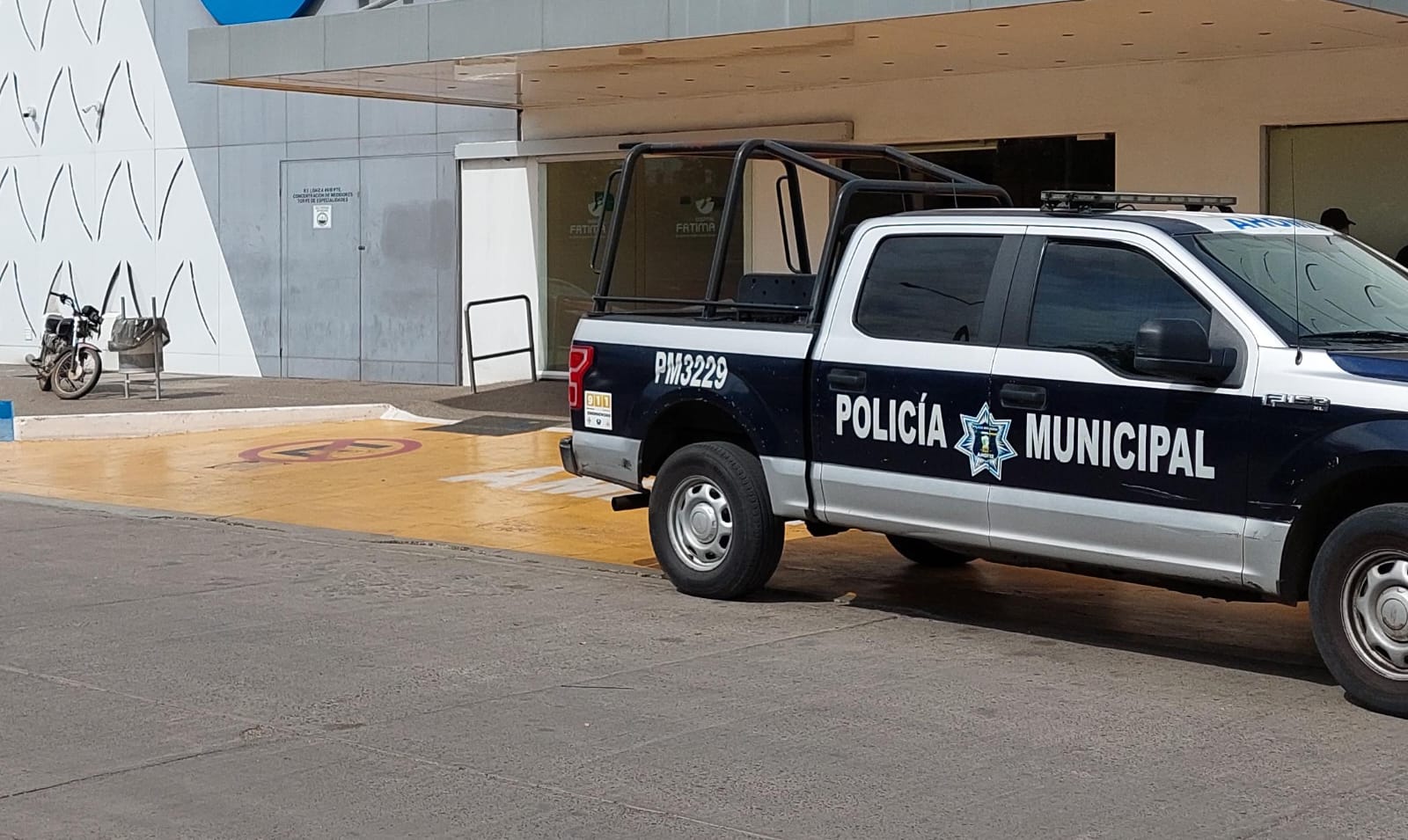 Unidad policiaca afuera de una insitución de salud (hospital)