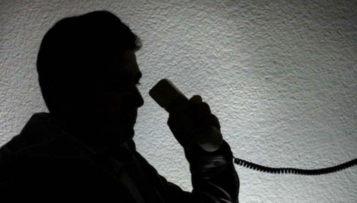 Persona desconocida haciendo una llamada de extorsión telefónica