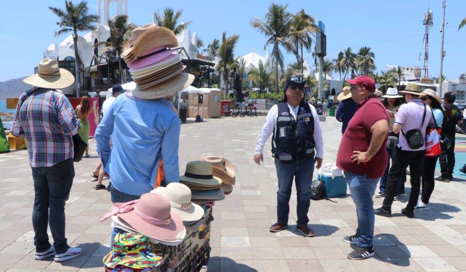 Personal de DIF Mazatlán recorre zona turística