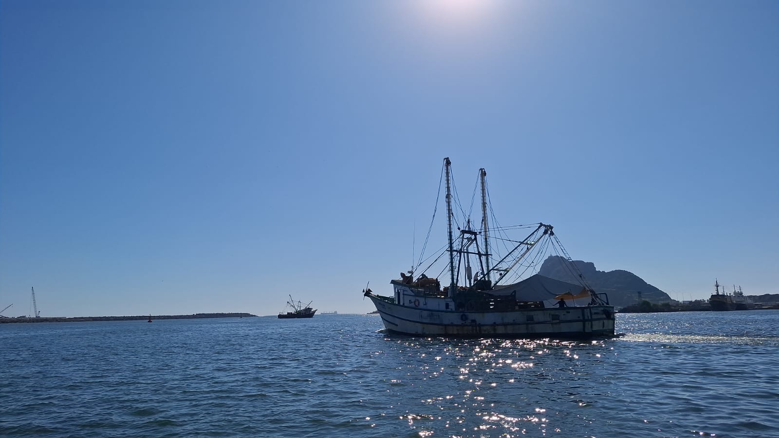 Barco en altamar navegando