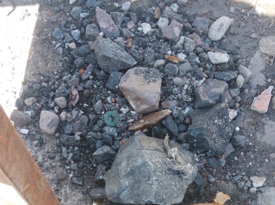 Piedras y adoquines extraídos en alcantarillado de Mazatlán