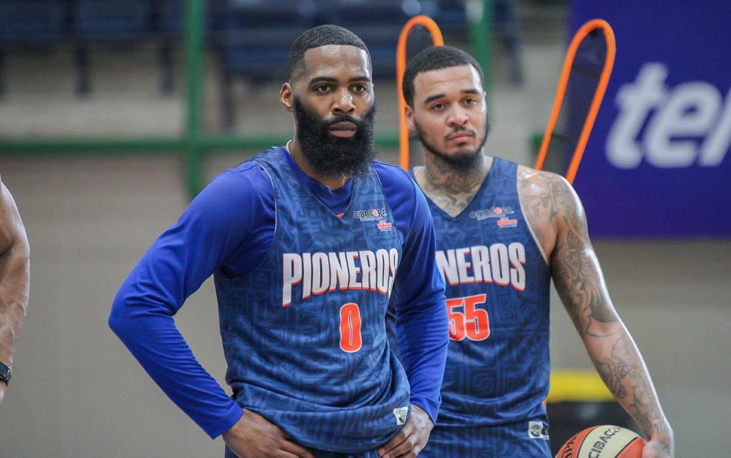 Jugadores en entrenamiento recibiendo indicaciones