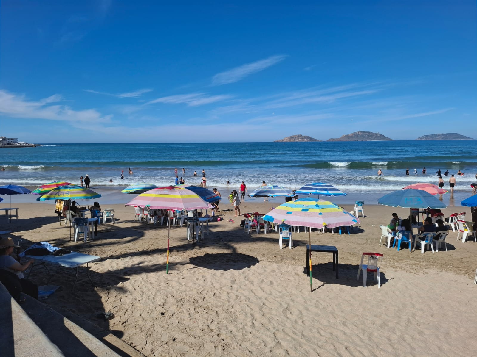Aumenta afluencia de bañistas carnavaleros en playas de Mazatlán