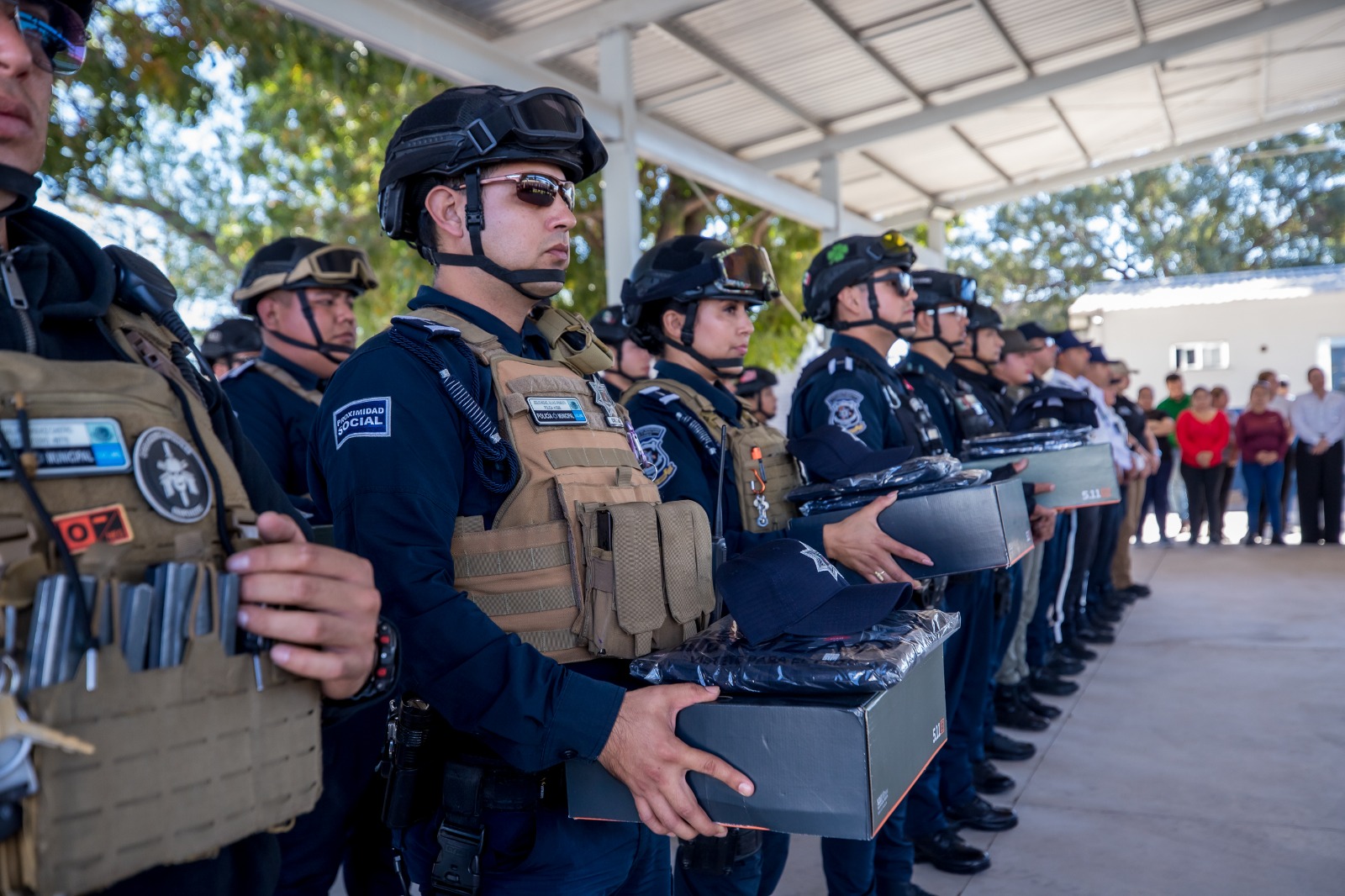 Entrega de uniformes a policías y agentes viales de Guasave.