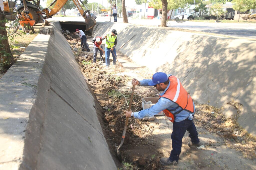 Ponen en marcha Desazolve de Canales en Mazatlán