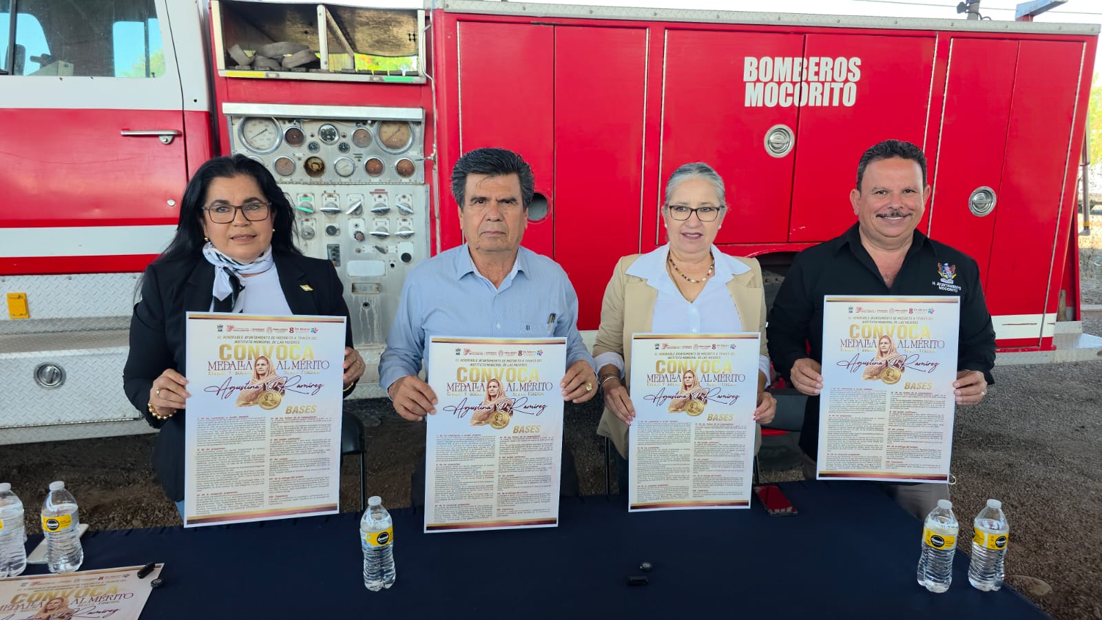 Autoridades de Mocorito posando para la foto con una convocatoria en las manos