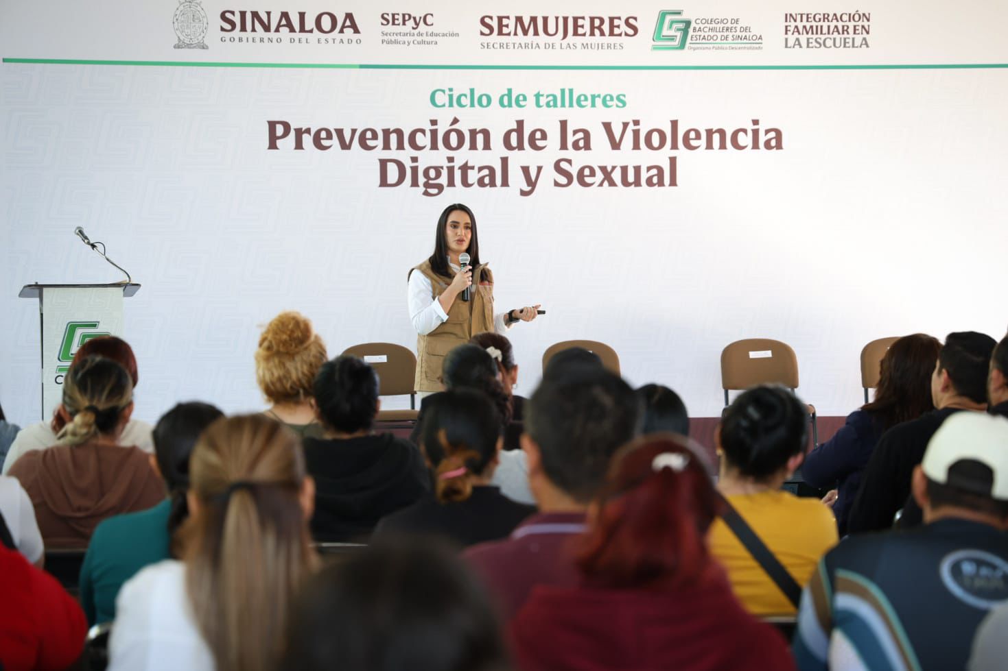 Conferencista ante estudiantes hablando sobre laviolencia digital y sexual