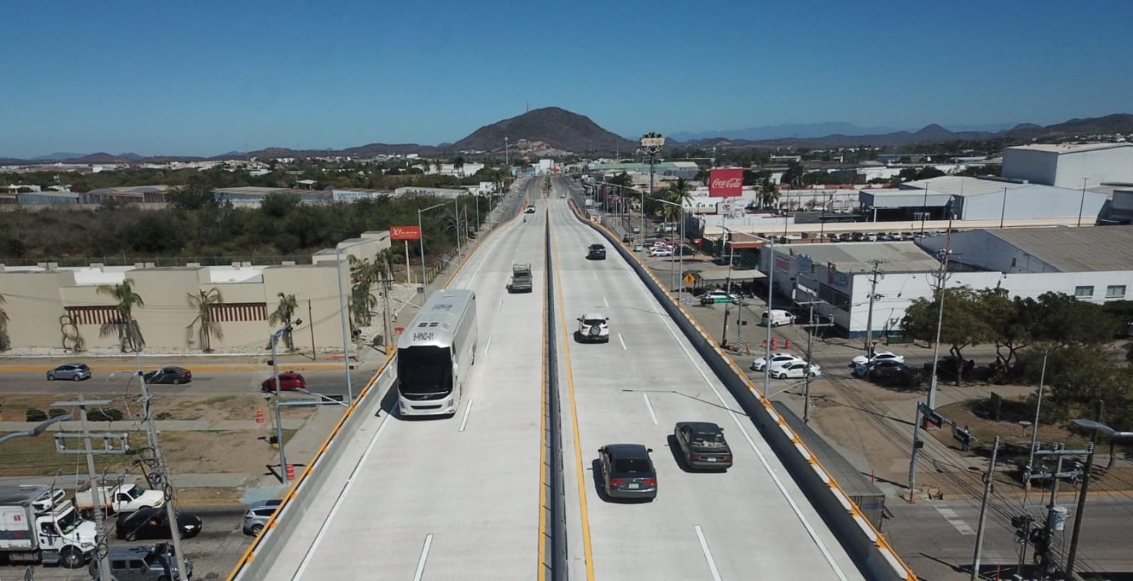 Puente vehicular de Mazatlán con unidades transitando