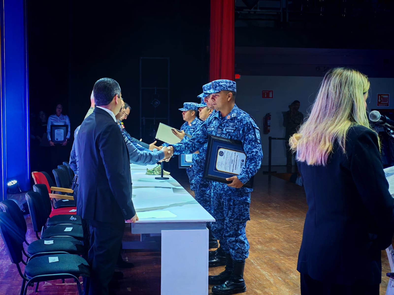Autoridades reconociendo a elementos de seguridad