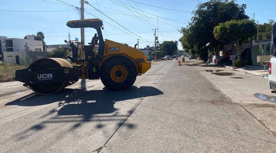 Maquinaria pesada estacionada y detrás socavón