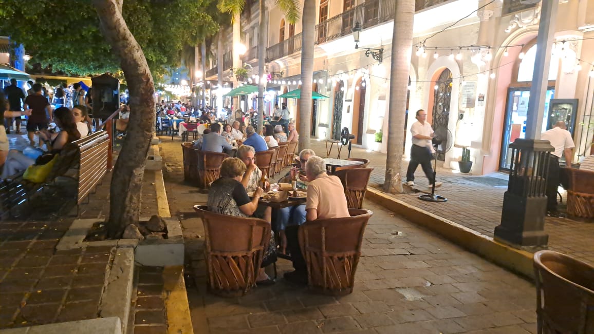 Personas comiendo en un restaurante de Mazatlán de noche